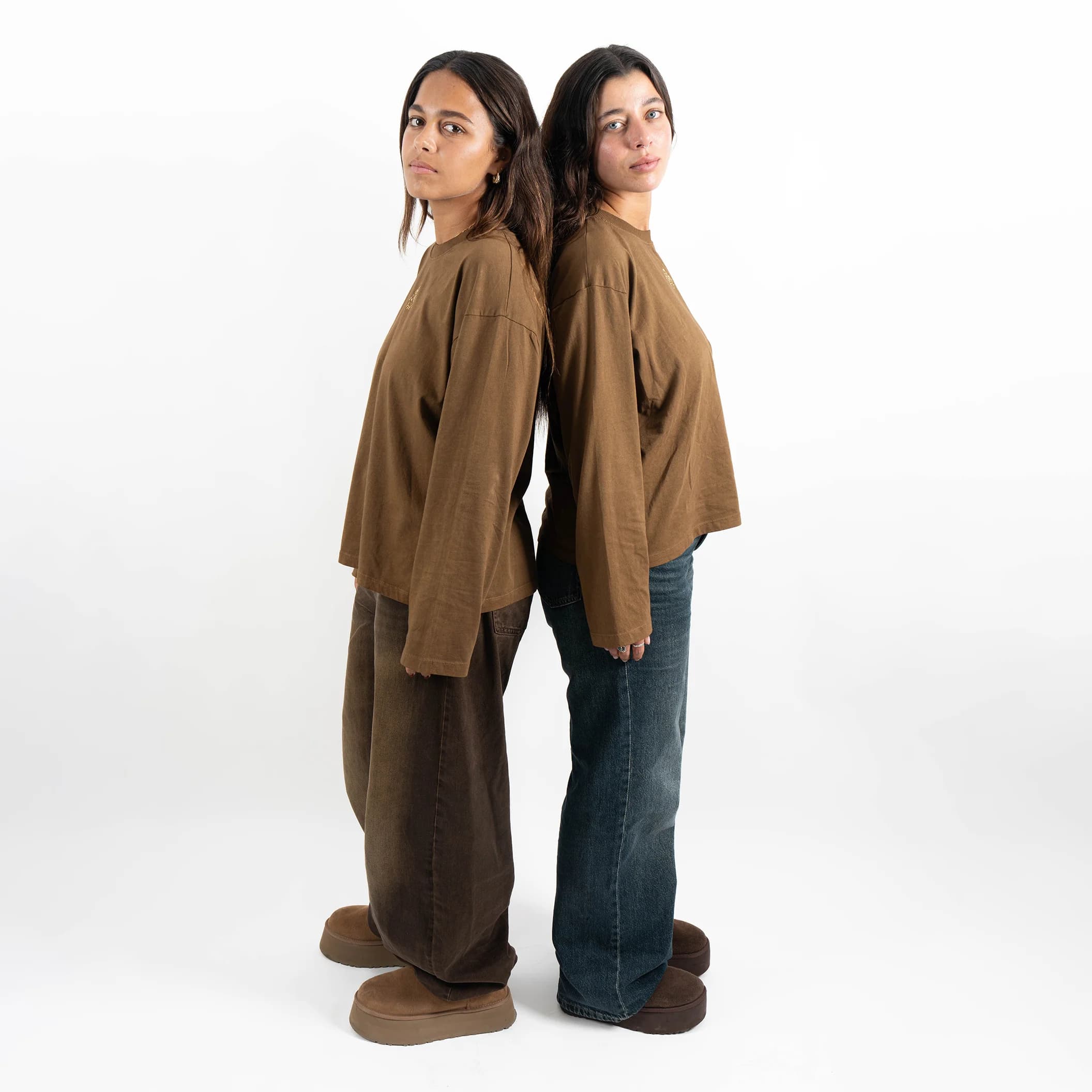 T-shirt oversize pour femme orné de strass, couleur marron.